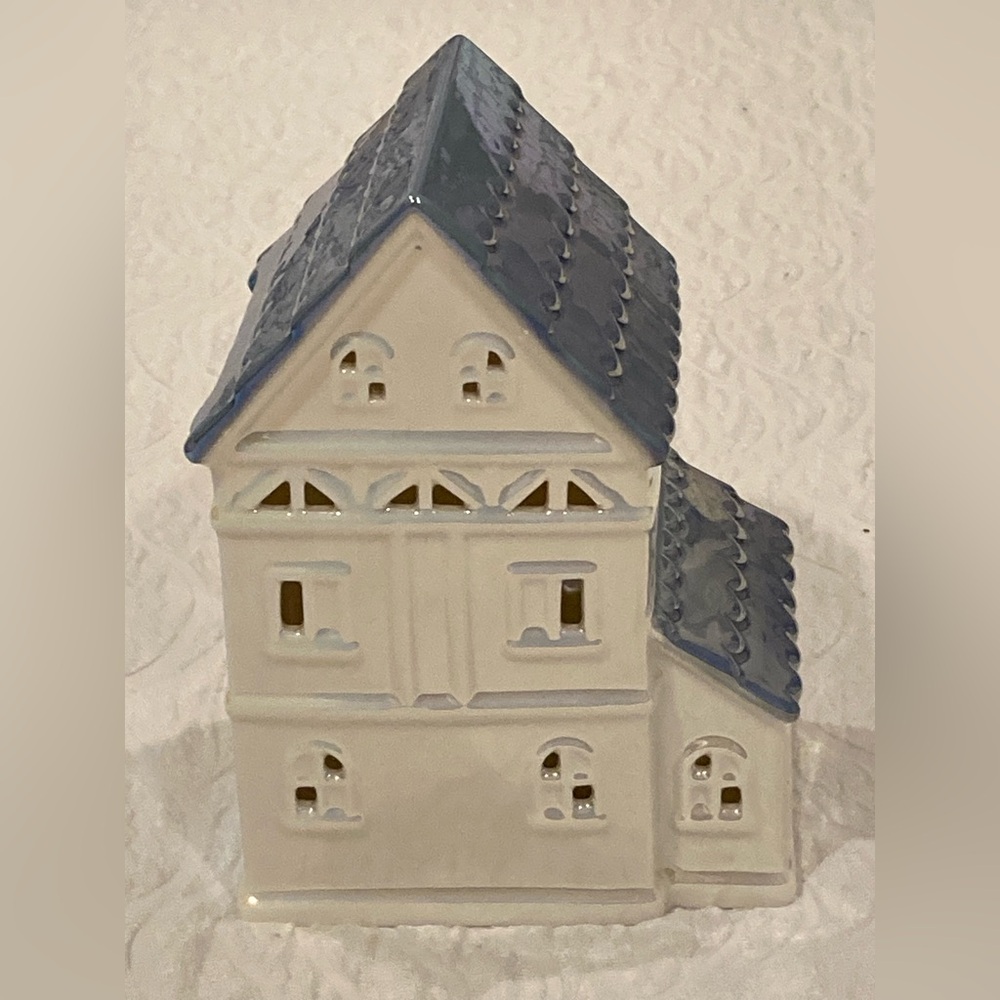 Holiday Time LED Lighted 2-story Blue & White House Christmas Tabletop Decor NEW - Picture 5 of 10